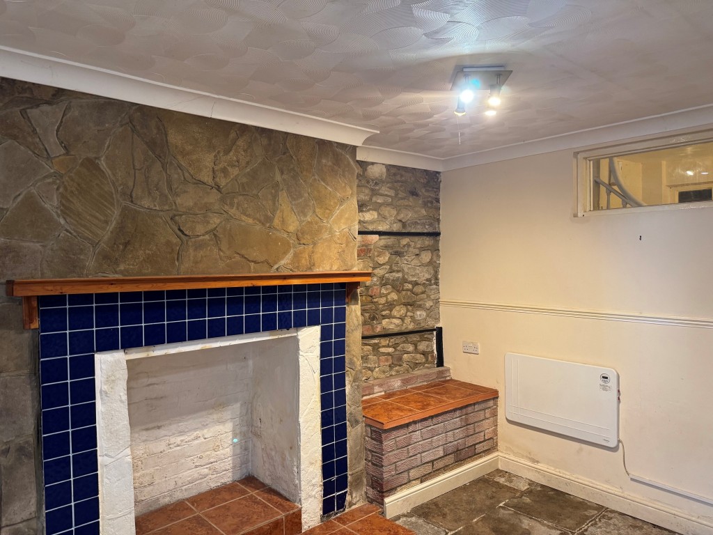 Lot: 115 - SPLIT LEVEL FLAT FOR INVESTMENT OR OCCUPATION - Reverse Angle of the Kitchen